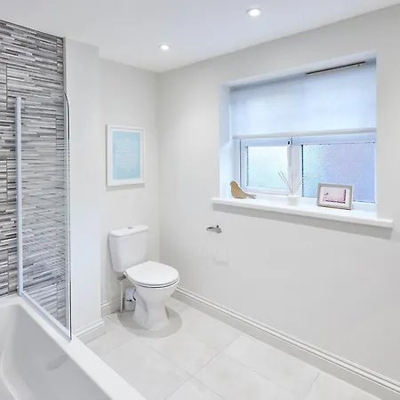 בית נופש Host & - 'salty' Seaview